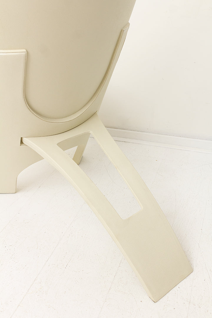 Vintage witte kunststof stoel Dr. B Schwarz x Demury
