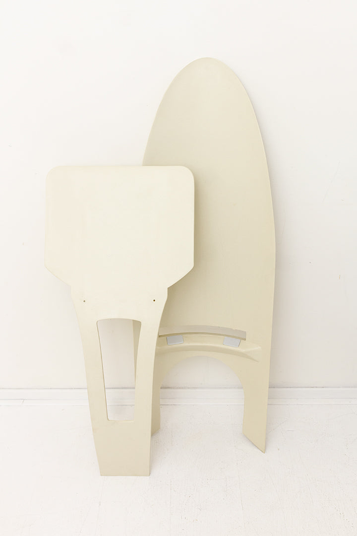 Vintage witte kunststof stoel Dr. B Schwarz x Demury