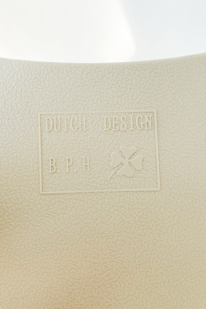 Vintage witte kunststof stoel Dr. B Schwarz x Demury