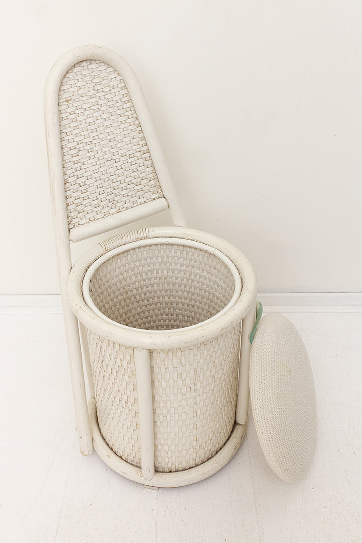Vintage witte rotan stoel met mand in de zitting jaren 80
