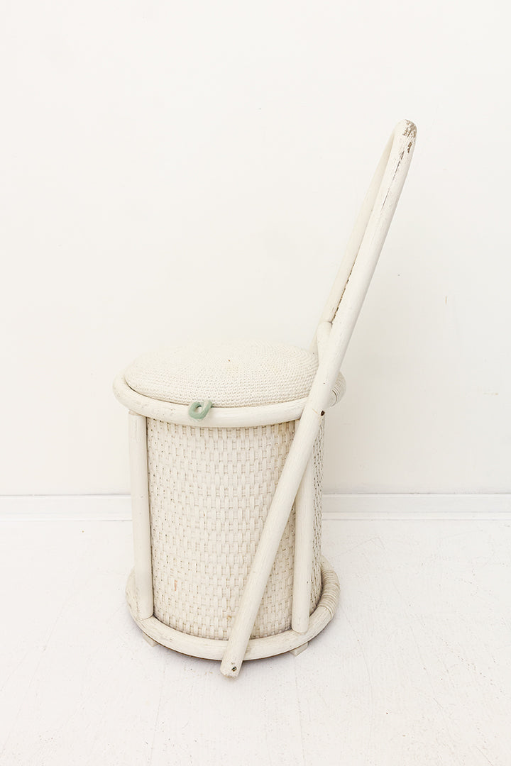 Vintage witte rotan stoel met mand in de zitting jaren 80