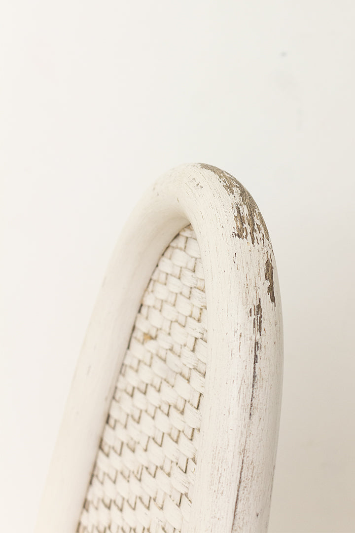Vintage witte rotan stoel met mand in de zitting jaren 80