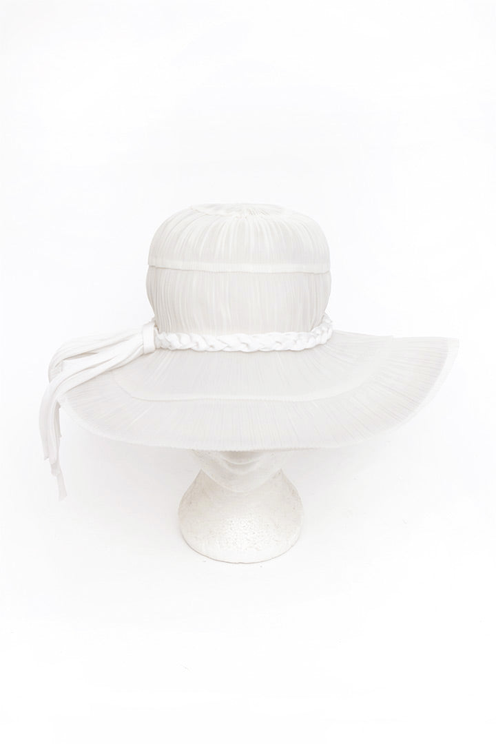 Vintage witte zomerhoed met geplooid tule en gevlochten band