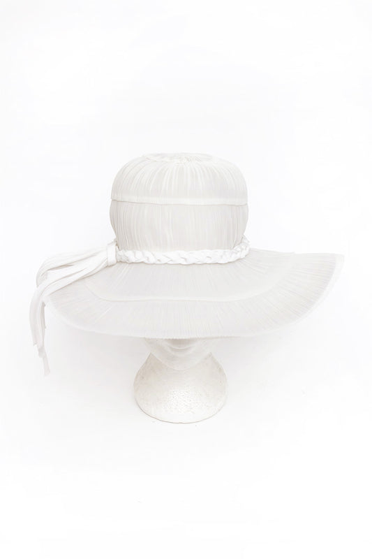 Vintage witte zomerhoed met geplooid tule en gevlochten band