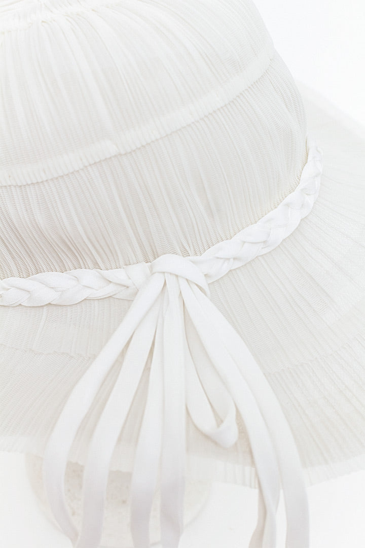 Vintage witte zomerhoed met geplooid tule en gevlochten band