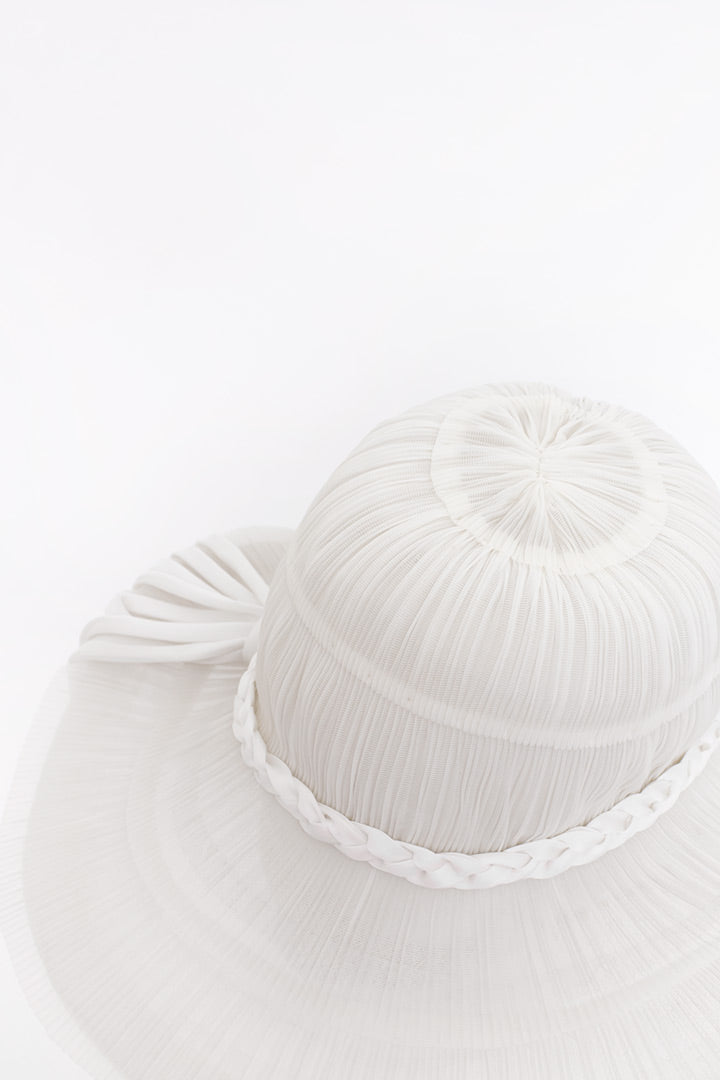 Vintage witte zomerhoed met geplooid tule en gevlochten band