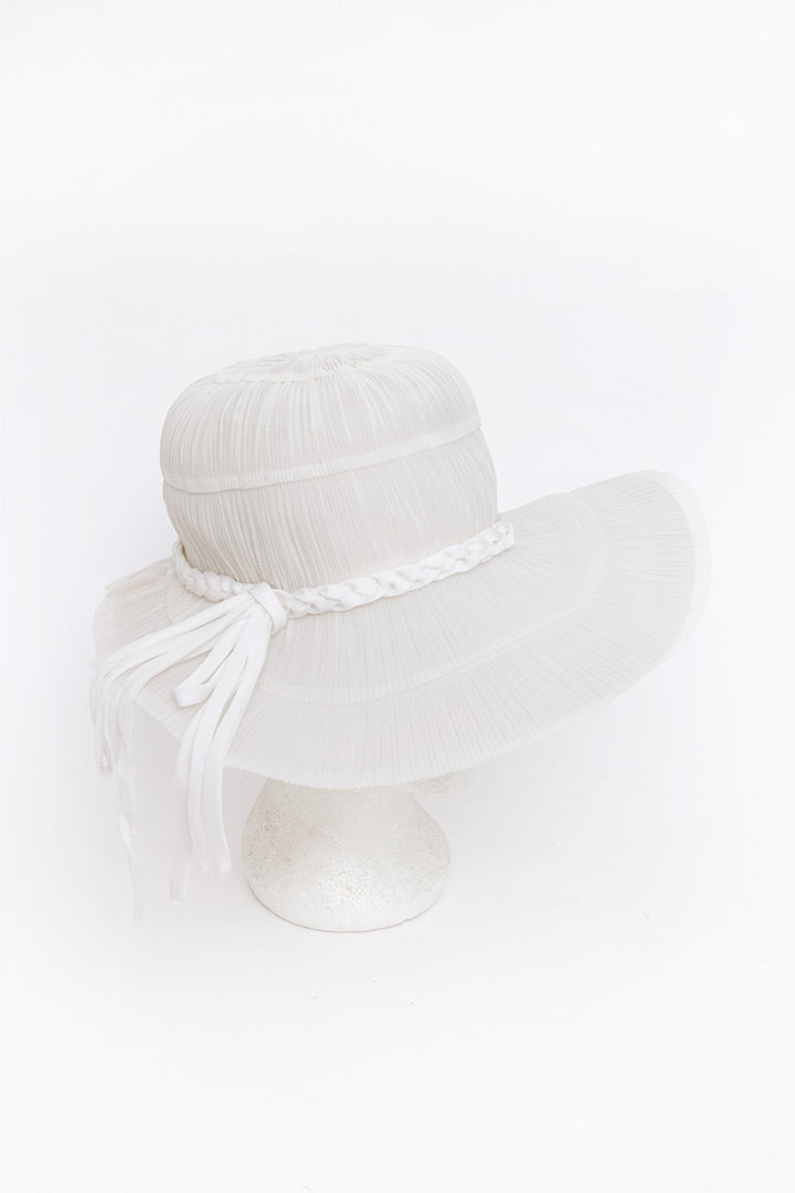 Vintage witte zomerhoed met geplooid tule en gevlochten band