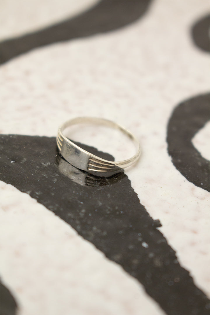Vintage zilveren ring met reliëf