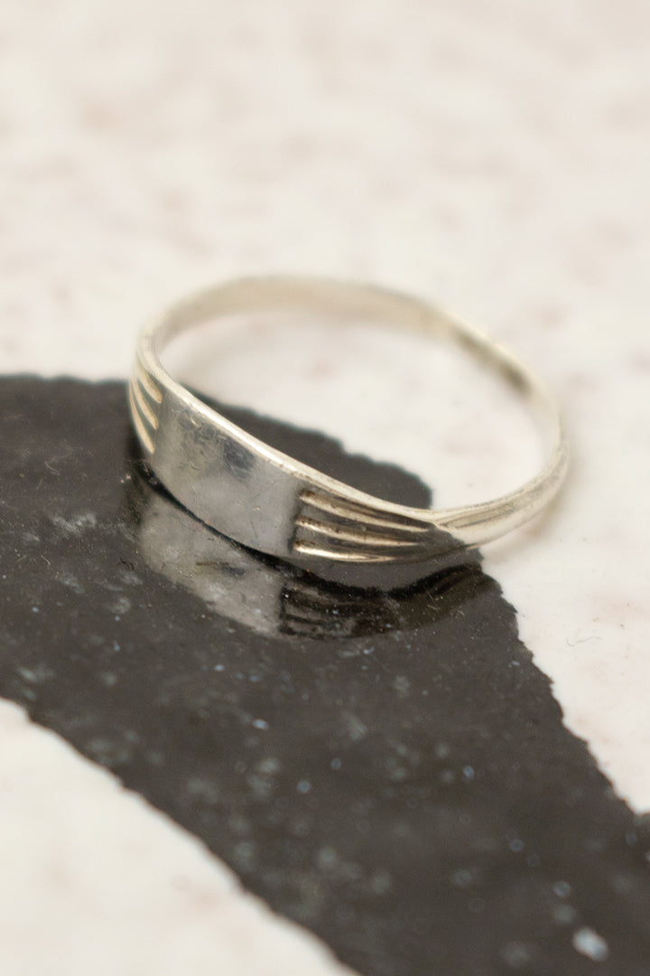 Vintage zilveren ring met reliëf