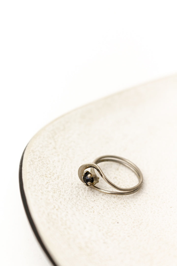 Vintage zilveren ring met zwart steentje