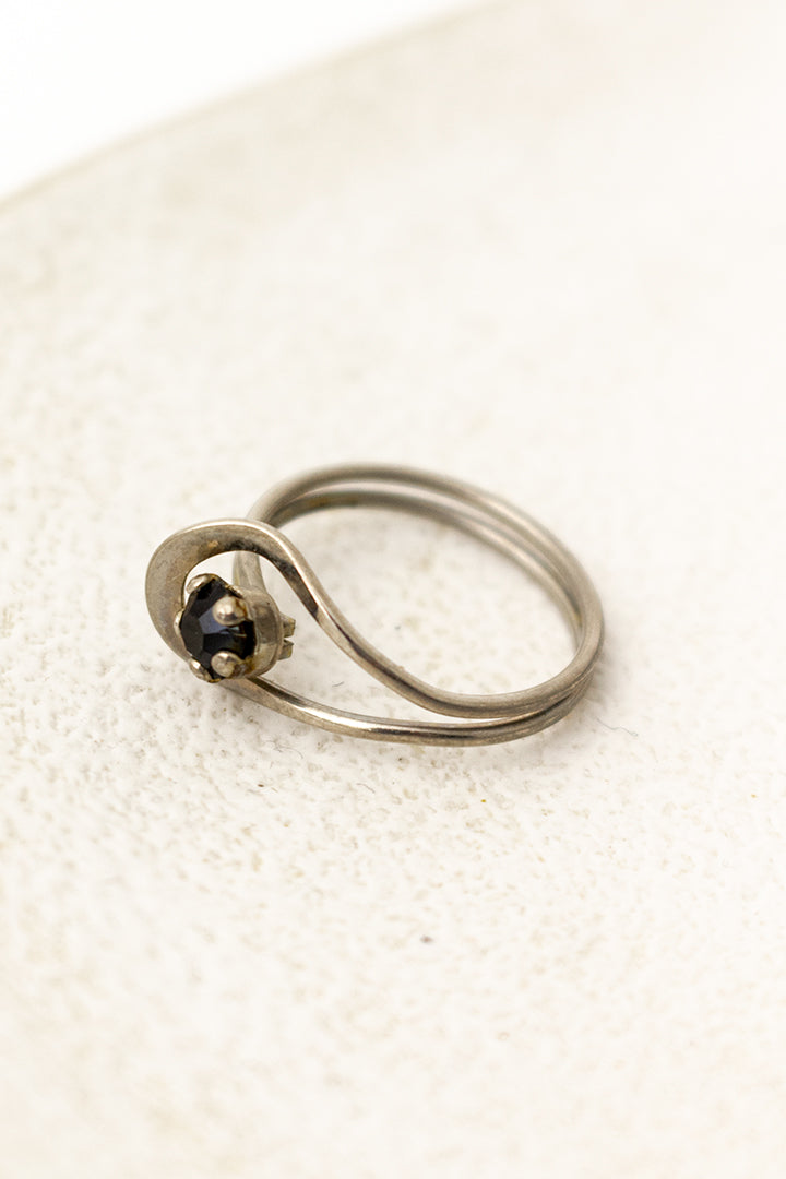 Vintage zilveren ring met zwart steentje
