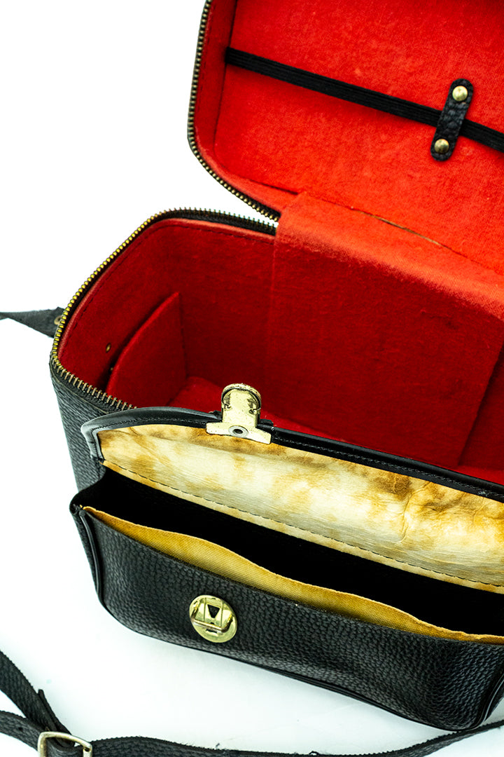 Vintage zwarte cameratas met rits en voorvakje