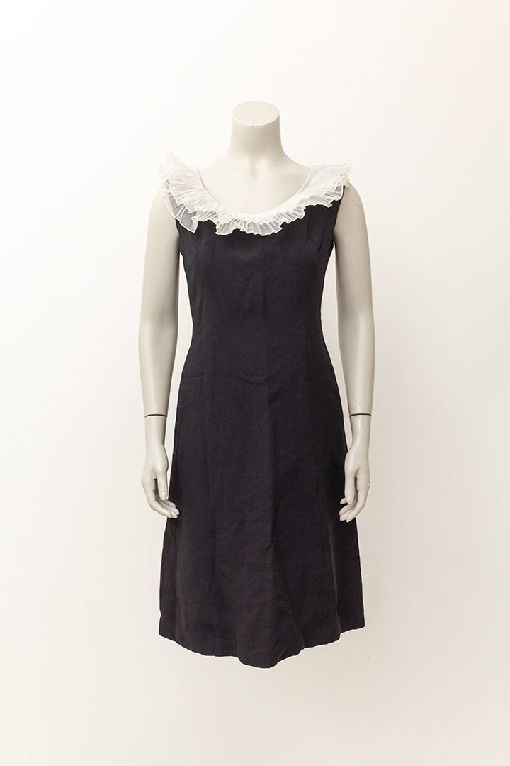 Vintage zwarte cocktailjurk met witte geplisseerde kraag Vera Mont
