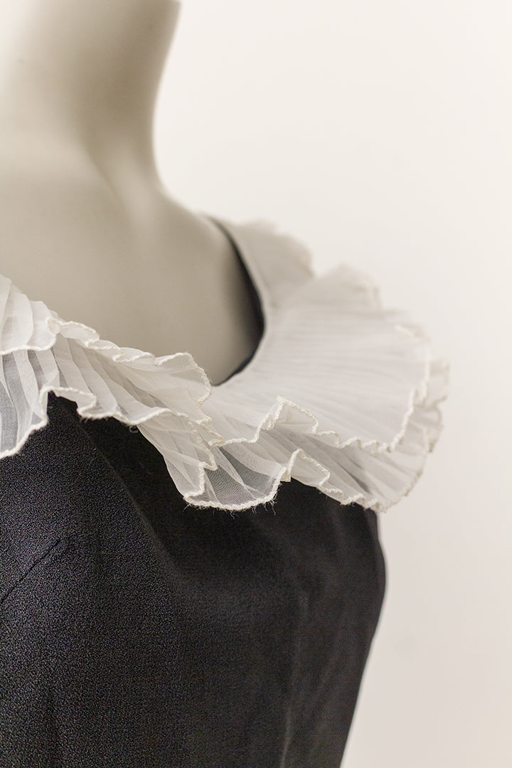 Vintage zwarte cocktailjurk met witte geplisseerde kraag Vera Mont