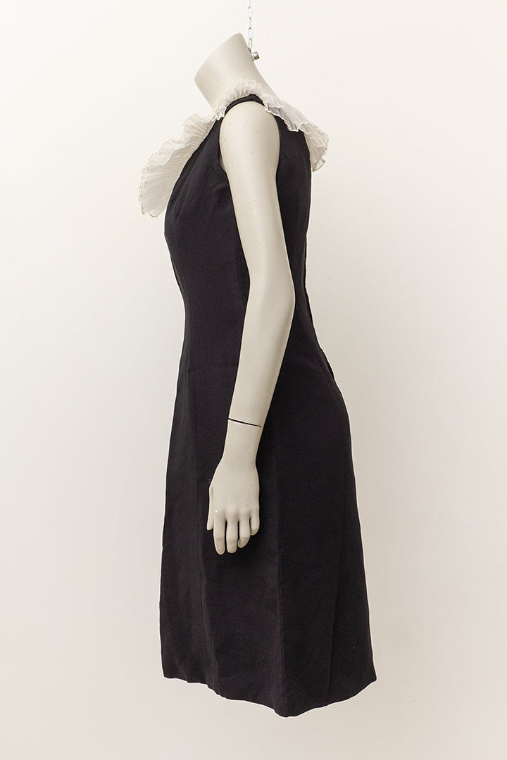 Vintage zwarte cocktailjurk met witte geplisseerde kraag Vera Mont