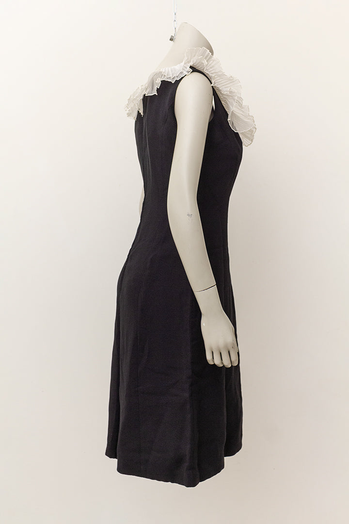 Vintage zwarte cocktailjurk met witte geplisseerde kraag Vera Mont