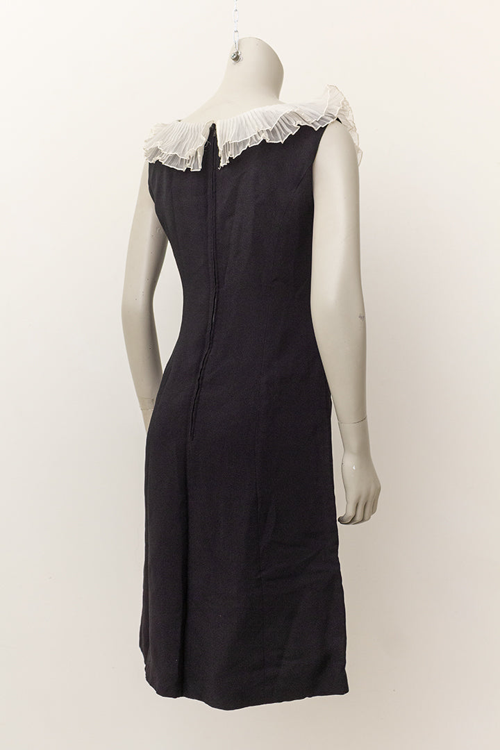 Vintage zwarte cocktailjurk met witte geplisseerde kraag Vera Mont