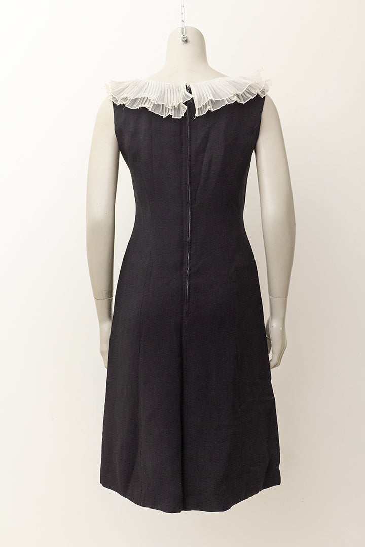 Vintage zwarte cocktailjurk met witte geplisseerde kraag Vera Mont