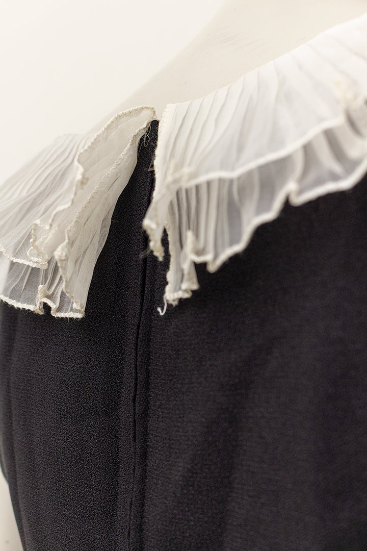 Vintage zwarte cocktailjurk met witte geplisseerde kraag Vera Mont