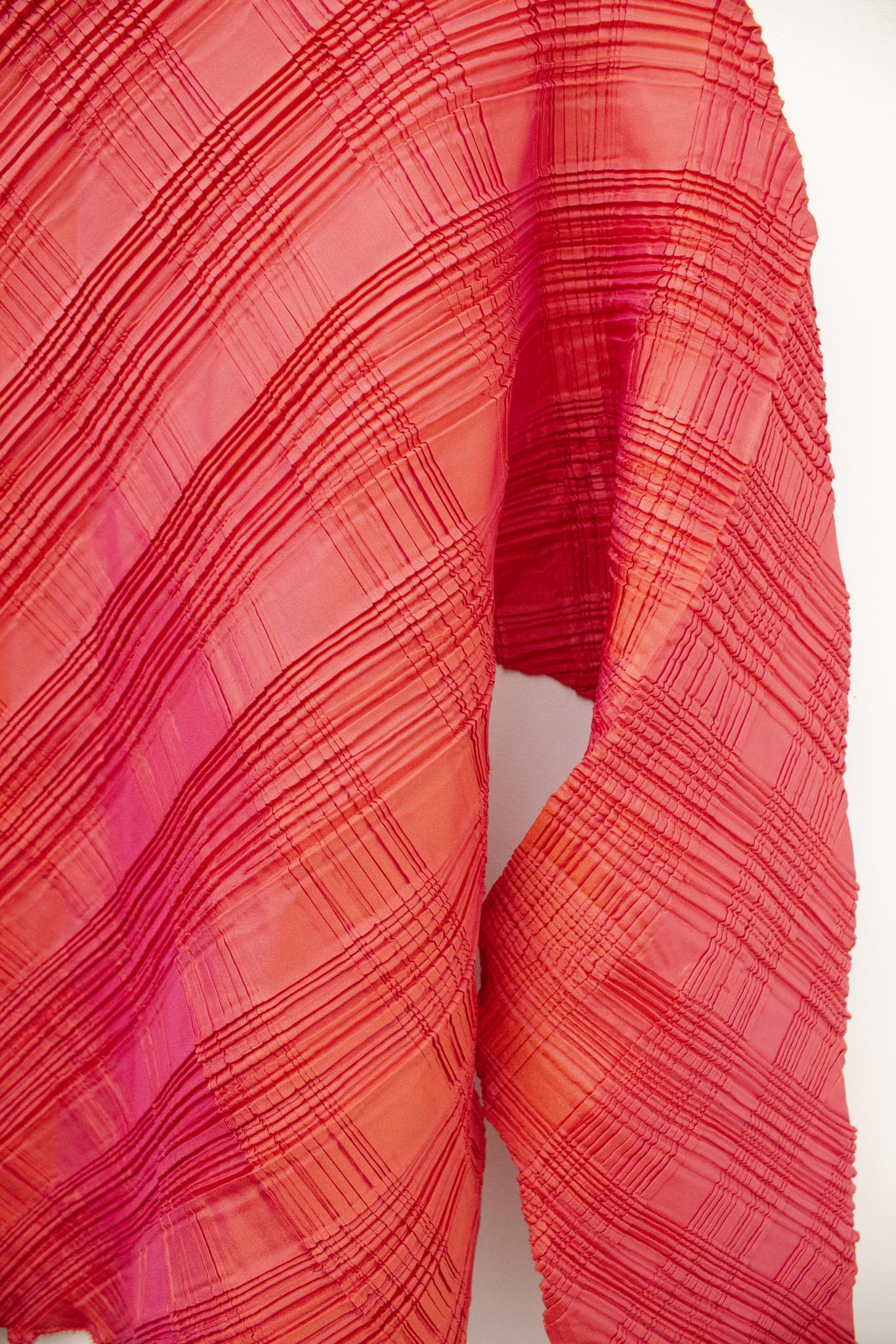 Vintage rood-roze iridiscerend geplooid blokpatroon Issey Miyake top&nbsp;