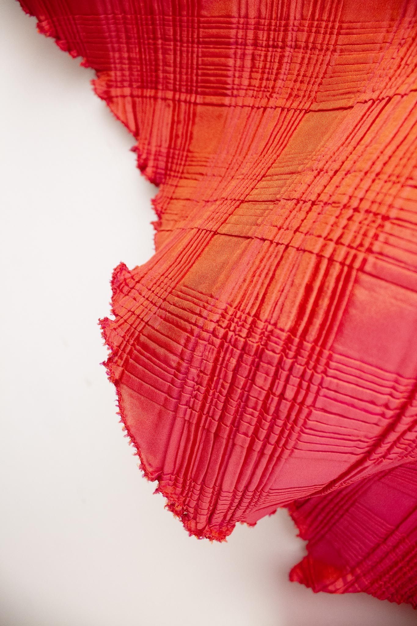 Vintage rood-roze iridiscerend geplooid blokpatroon Issey Miyake top&nbsp;