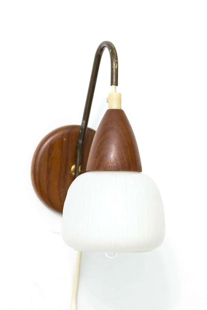 Wandlamp Philips Louis Kalff teakhout en opaalglas vintage