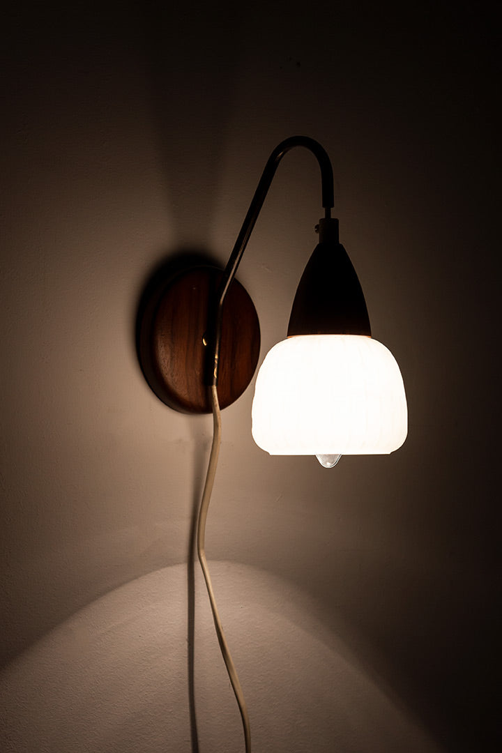 Wandlamp Philips Louis Kalff teakhout en opaalglas vintage