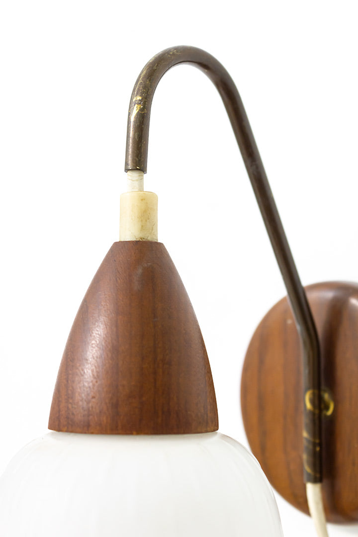 Wandlamp Philips Louis Kalff teakhout en opaalglas vintage
