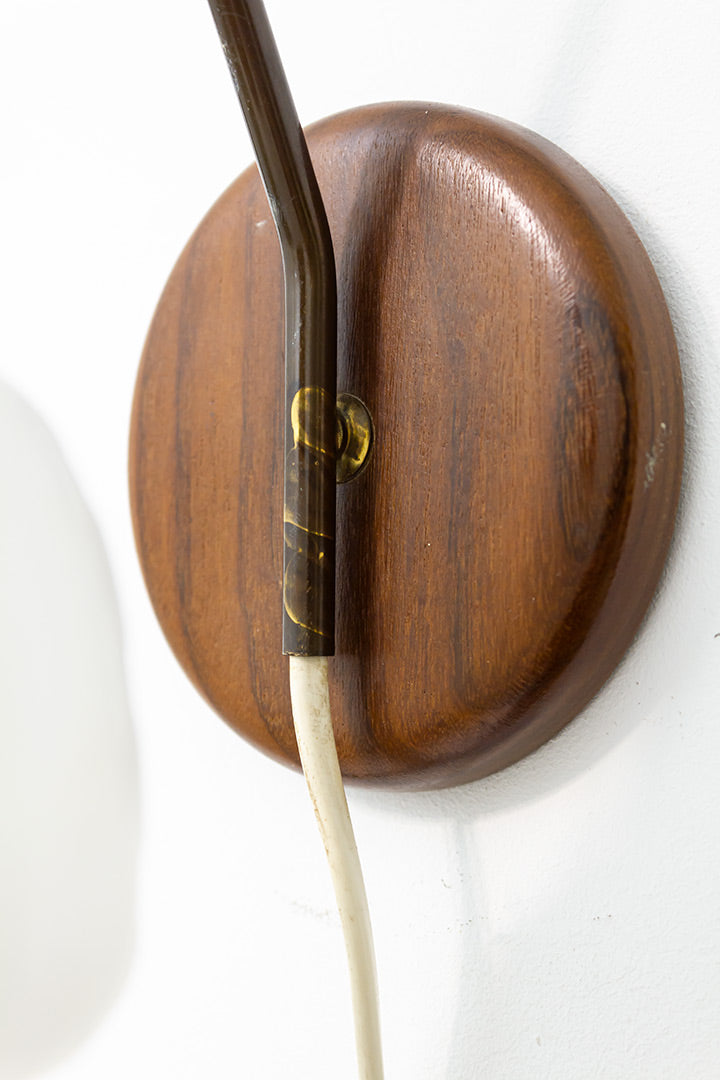 Wandlamp Philips Louis Kalff teakhout en opaalglas vintage