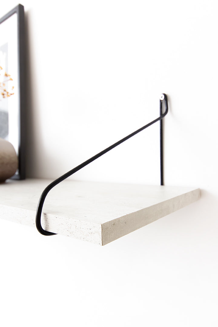Wandplank betonlook met vintage draadstalen dragers