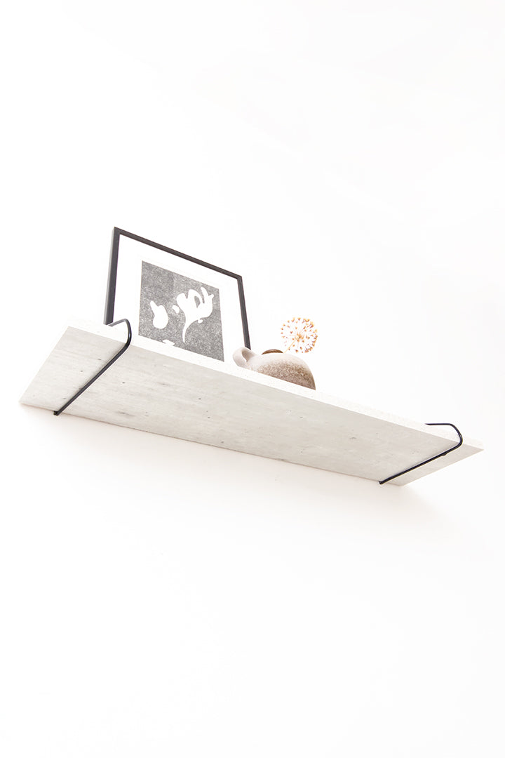 Wandplank betonlook met vintage draadstalen dragers