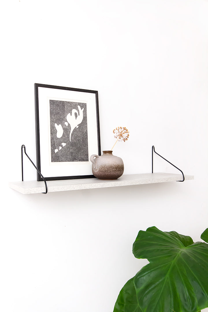 Wandplank betonlook met vintage draadstalen dragers
