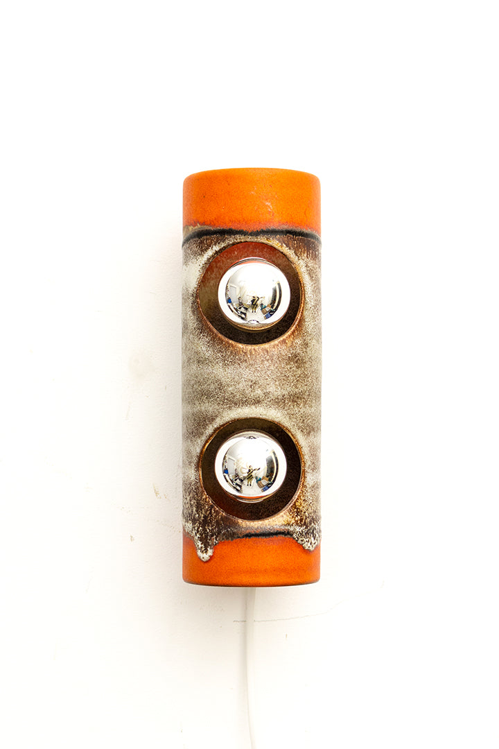 West-Germany wandlamp van bruin/oranje keramiek met 2 kopspiegellampen