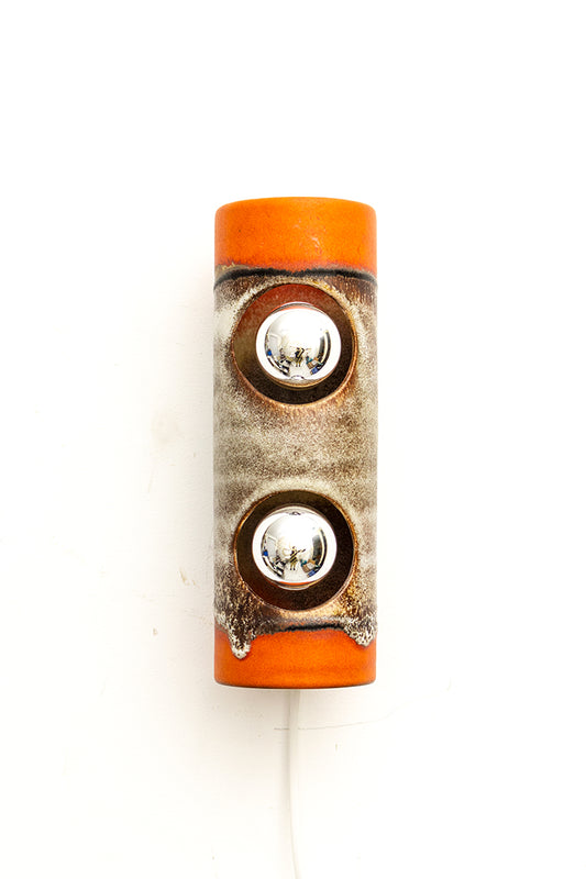 West-Germany wandlamp van bruin/oranje keramiek met 2 kopspiegellampen