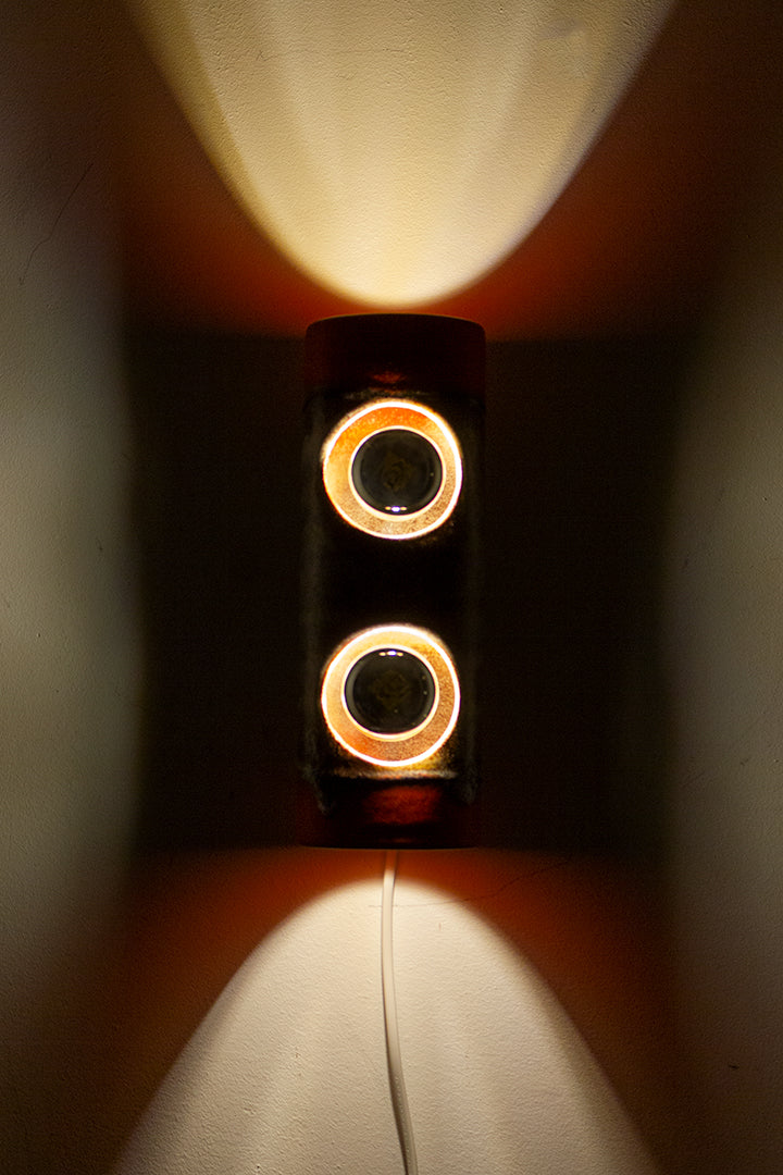 West-Germany wandlamp van bruin/oranje keramiek met 2 kopspiegellampen