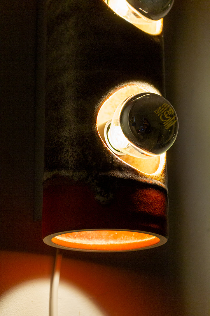 West-Germany wandlamp van bruin/oranje keramiek met 2 kopspiegellampen