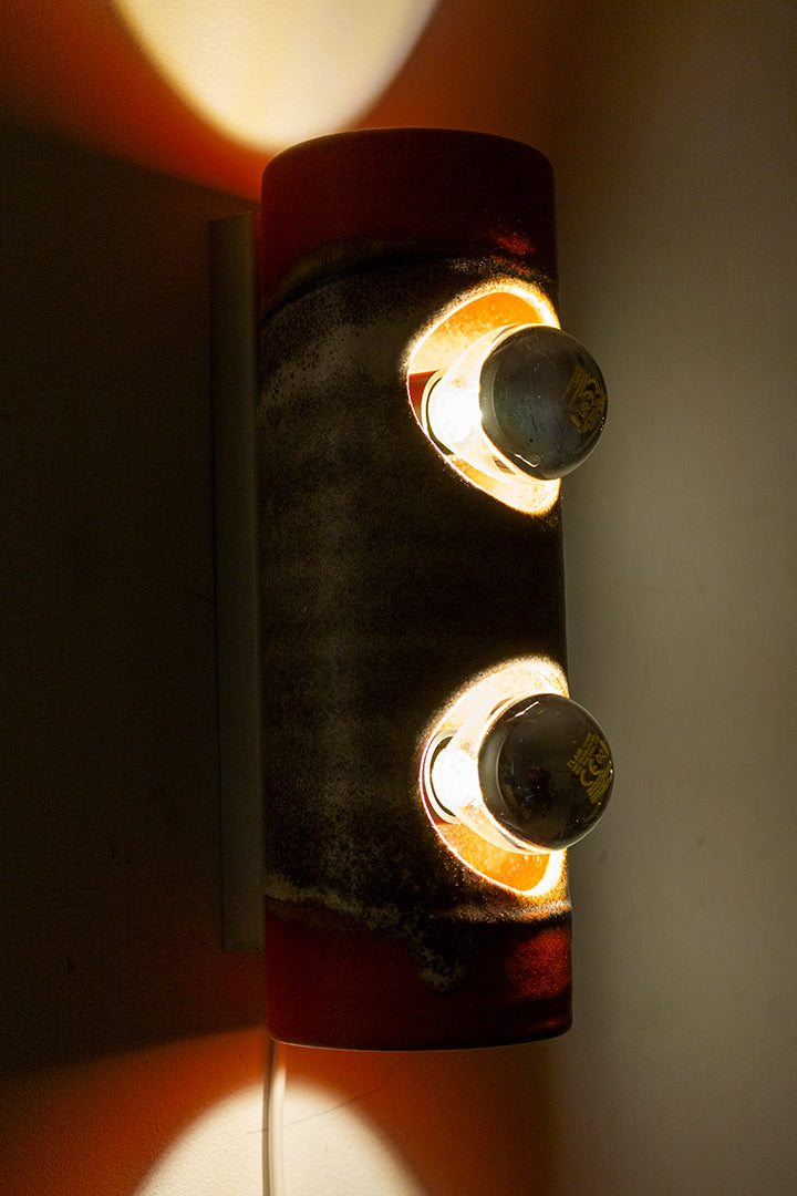 West-Germany wandlamp van bruin/oranje keramiek met 2 kopspiegellampen