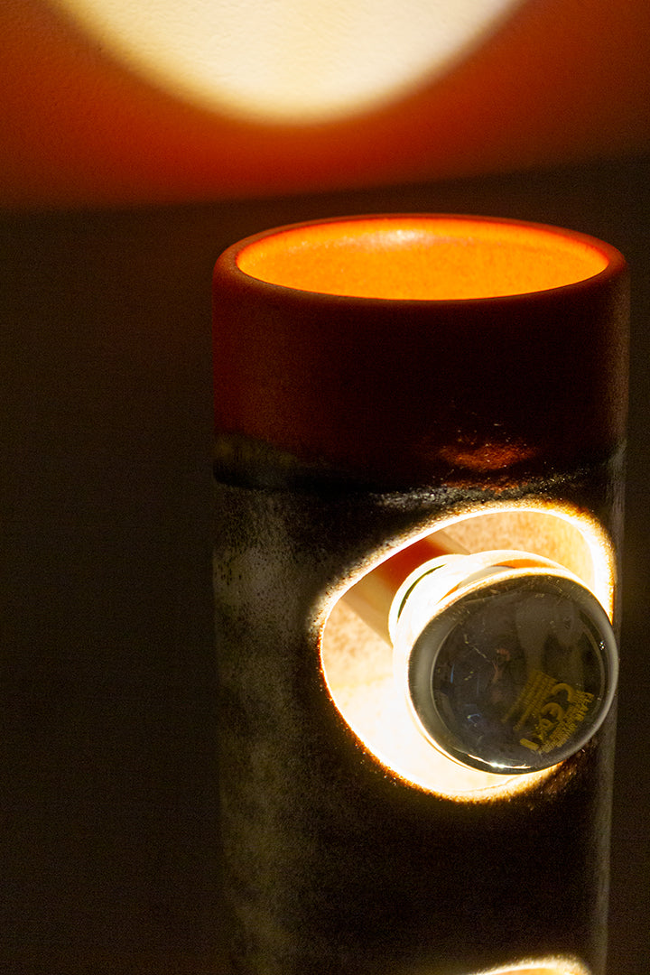 West-Germany wandlamp van bruin/oranje keramiek met 2 kopspiegellampen