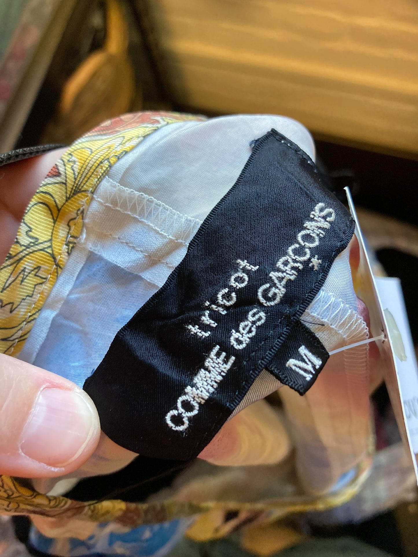 Comme des Garçons t-shirt met zijden sjaaltjes en zwarte gebreide mouwen 2002