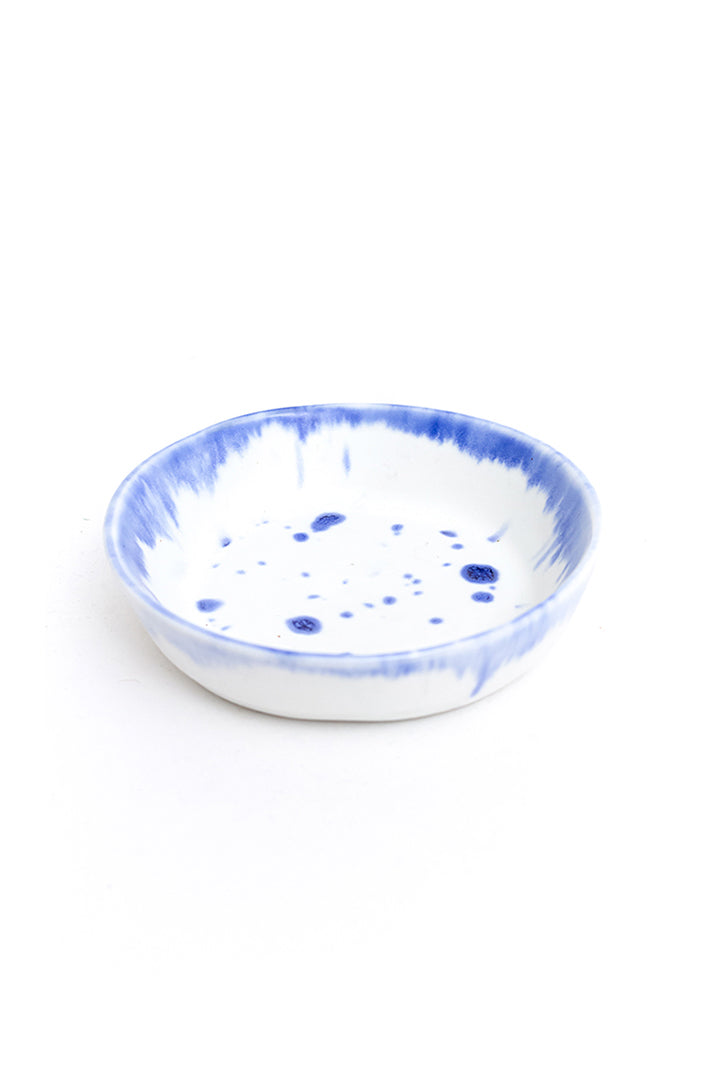 Wit keramieken schaaltje met blauwe spikkels Franck Coutant