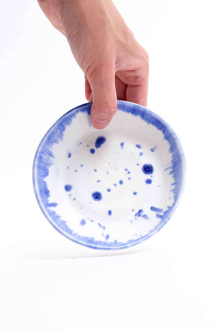 Wit keramieken schaaltje met blauwe spikkels Franck Coutant