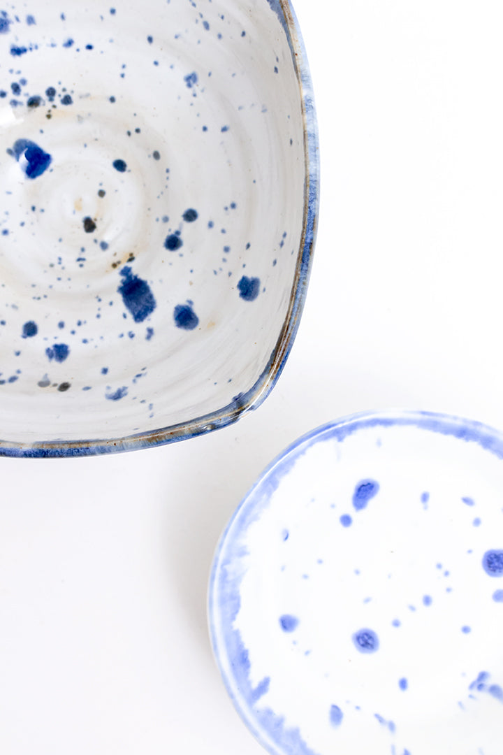 Wit keramieken schaaltje met blauwe spikkels Franck Coutant