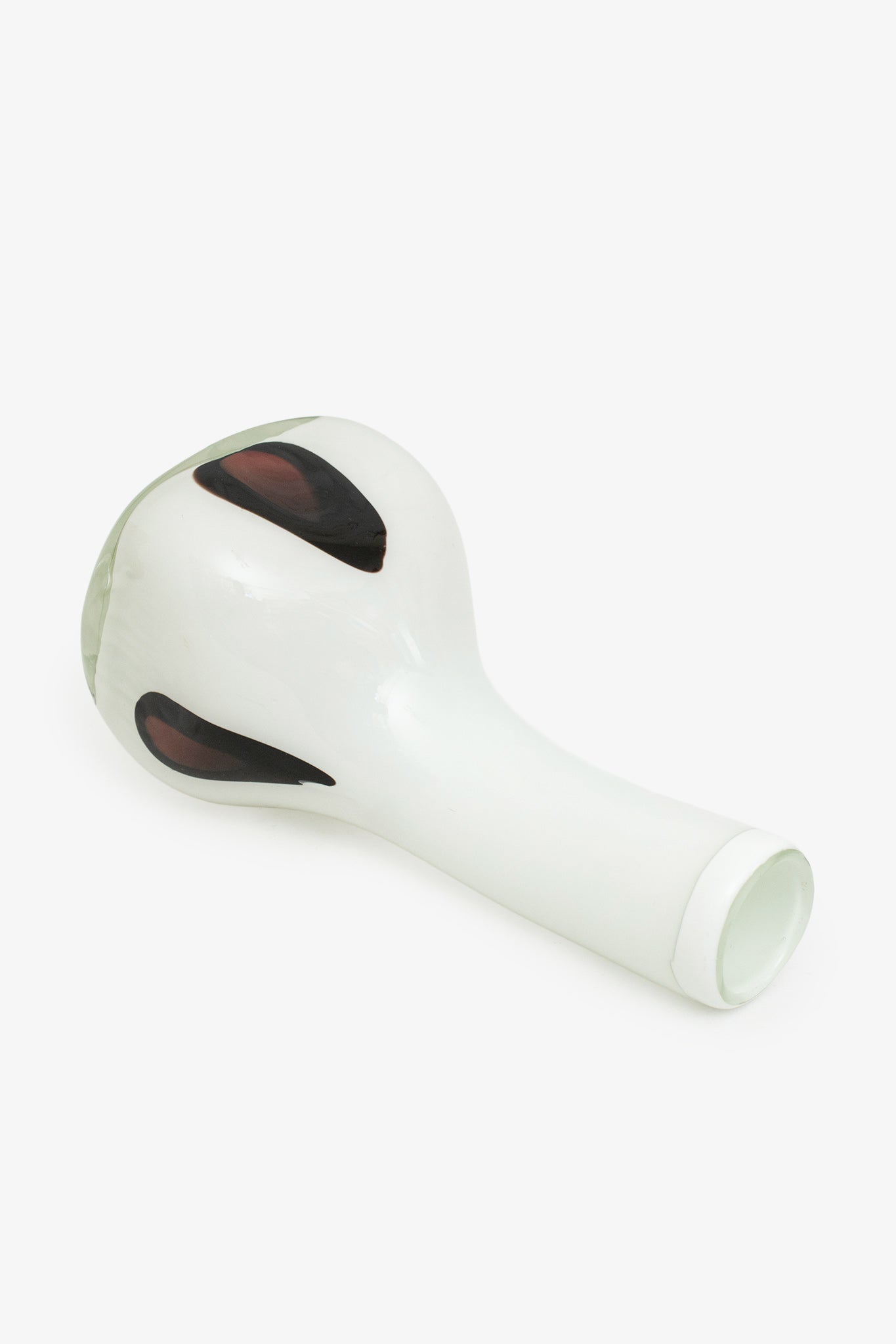 Witte glazen vaas met vlekken in verschillende bruintinten