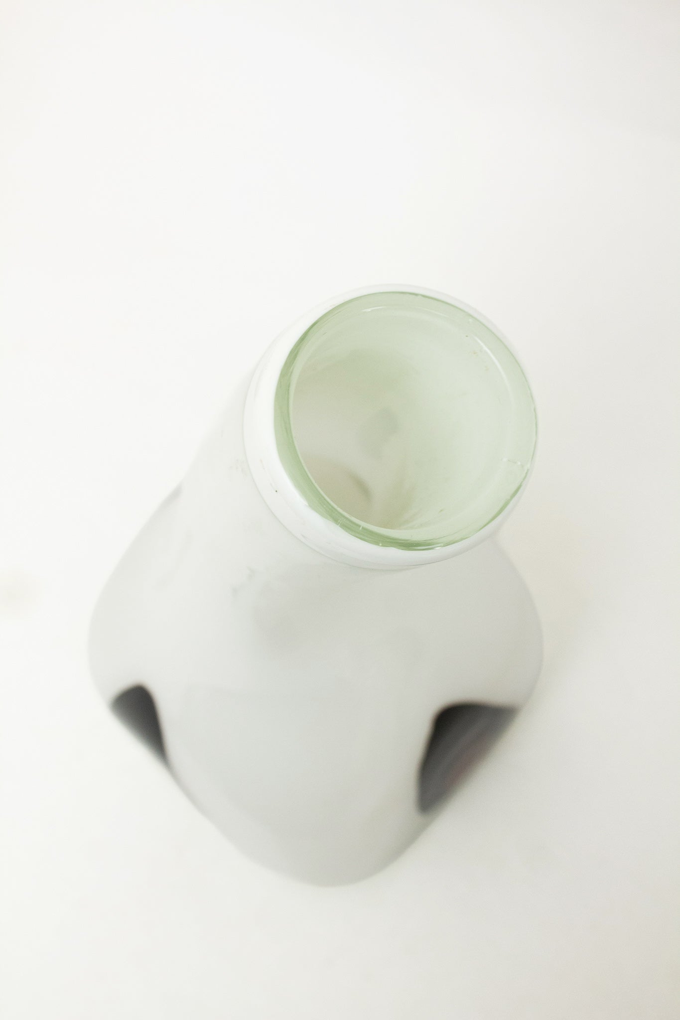 Witte glazen vaas met donkere 'vlekken'