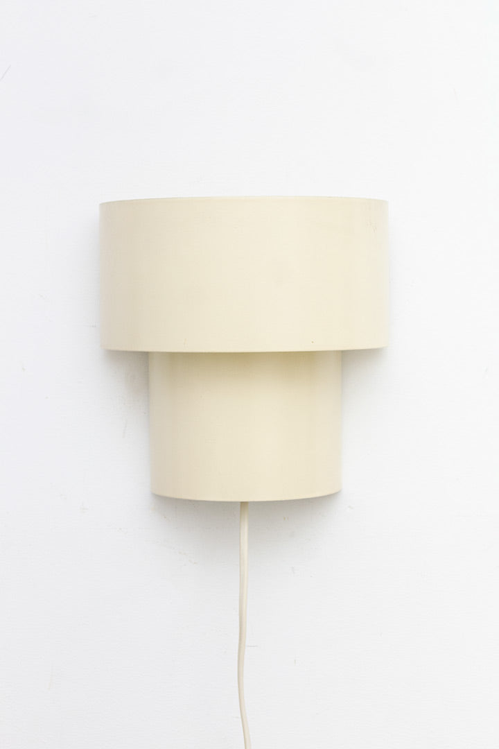 Witte metalen wandlamp met laagjes vintage Ikea