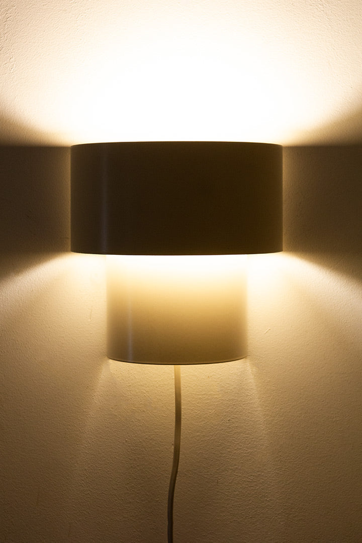 Witte metalen wandlamp met laagjes vintage Ikea