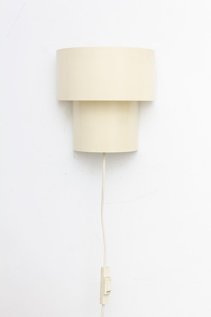 Witte metalen wandlamp met laagjes vintage Ikea