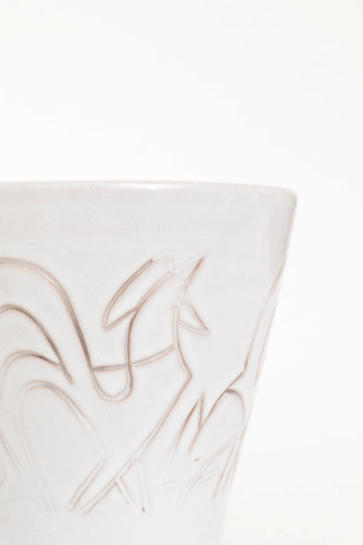 Witte vintage West Germany bloempot gegraveerde hanen