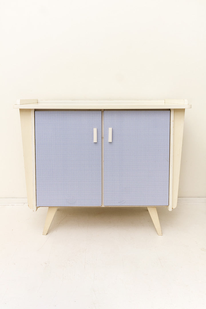 Witte vintage commode met lichtblauwe geruite deurtjes