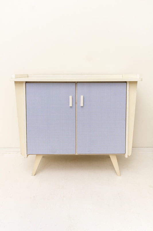Witte vintage commode met lichtblauwe geruite deurtjes